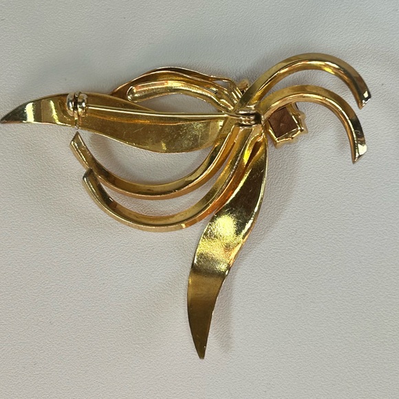 Vintage Gold Tone Abstract Swirl Spray Ribbon Brooch Dark Amber Rhinestones MCM - Picture 3 of 4